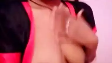 Today Exclusive- Desi Bhabhi Boobs Sucking
