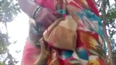 Indian sex housewife gives her XXX erogenous zones away outdoors