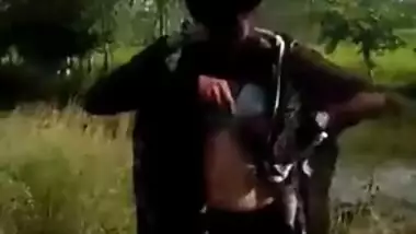 Desi woman went outdoors to perform amateur XXX striptease on camera