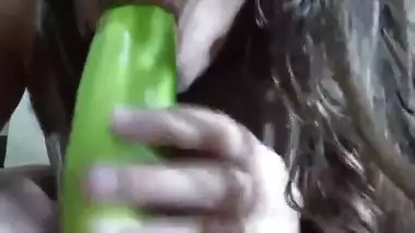 Desi indian bhabhi ne kheera liya choot me