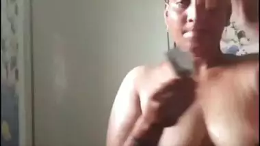 Mature aunty taking bath naked video making viral MMS