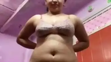 Sexy Indian Girl Bathing Nude On Cam