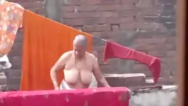 Buddhi Ki Lahrati Choot