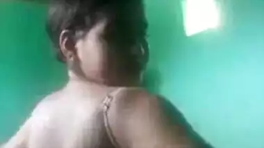 Desi girl showing boobs pussy on cam MMS video