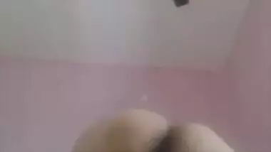 Desi bhabi show her big ass and pussy