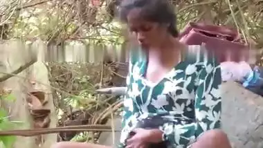 Lankan guy enjoys outdoor sex by licking his GF’s pussy
