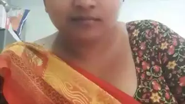 Chubby MILF in saree showing naked boobs and pussy
