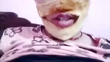 Today Exclusive- Desi Bhabhi Showing Her Boobs