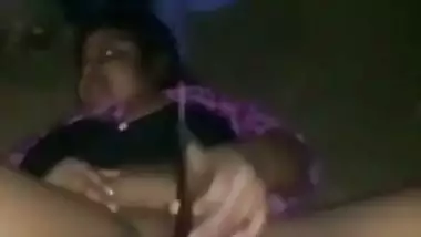 Nude desi lady fucks her hairy pussy with a brinjal