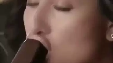 ???? Kareena Kapoor Loves Licking Suckin her Chocolate Ice Lolly