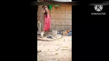 Neighbor bhabhi outdoor nude bath dress change