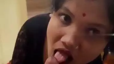 Cute expression bhabhi in saree with Desi blowjob