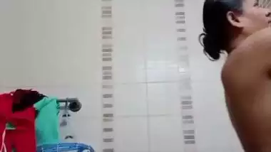 Busty MILF nude bath video making for secret lover