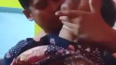 Pervert squeezes mature lady’s boobs in desi aunty sex MMS