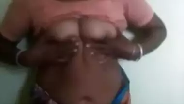 XXX affair of Indian aunty on amateur camera where she flaunts boobs