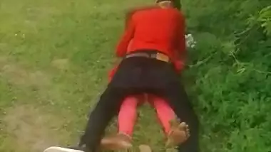 Desi lovers outdoor sex caught red handed