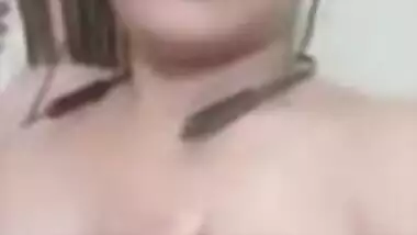 Hot XXX video of Desi woman who exposes her boobs in the pink bra