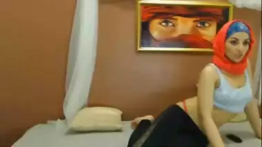 Sexy hijabi shakes ass on cam